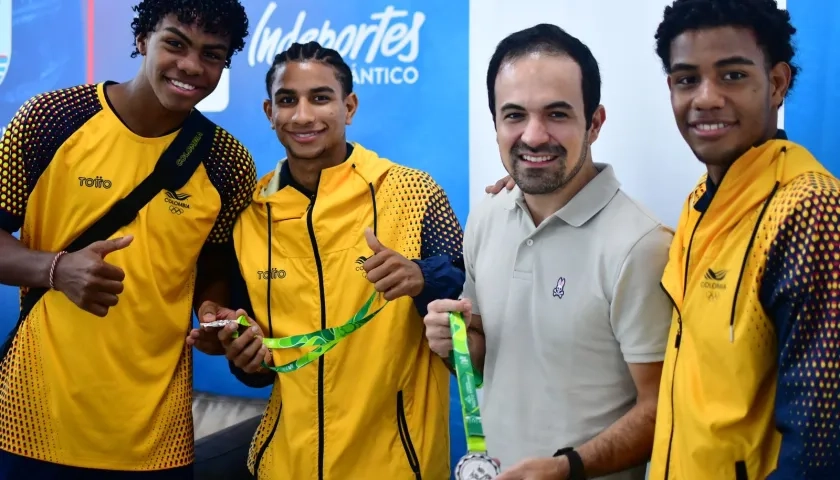 El director de Indeportes Atlántico, Iván Urquijo, con los boxeadores Leonard y Denzel Bermúdez.
