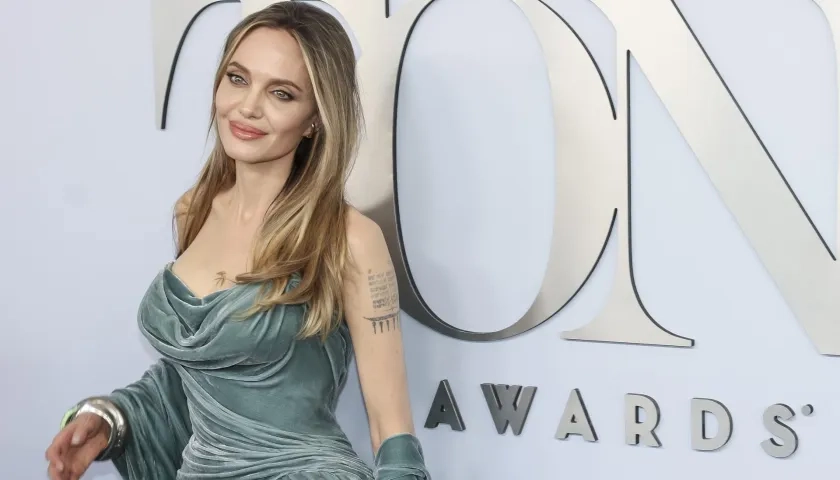 Angelina Jolie en la alfombra roja de los Premios Tony en el Teatro David H. Koch del Lincoln Center en Nueva York. 