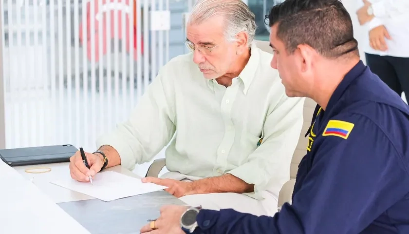 El Gobernador del Atlántico, Eduardo Verano y el capitán del Puerto de Barranquilla, Bernardo Silva. 