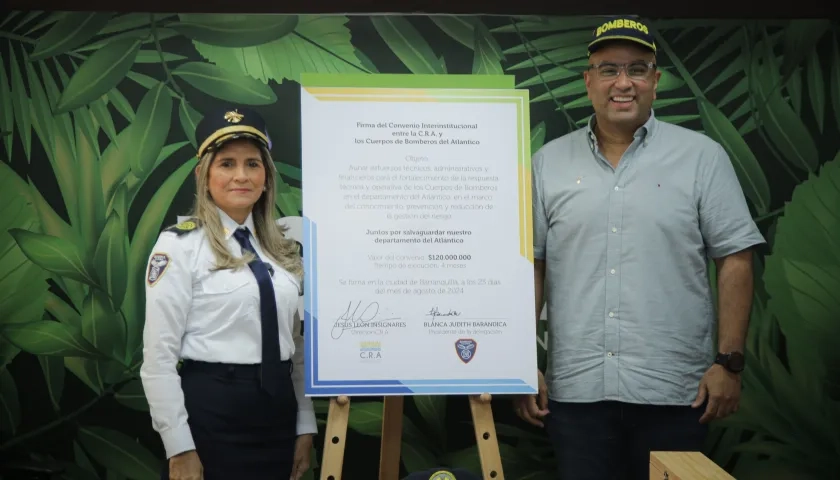 Firma del convenio entre la CRA y los bomberos.