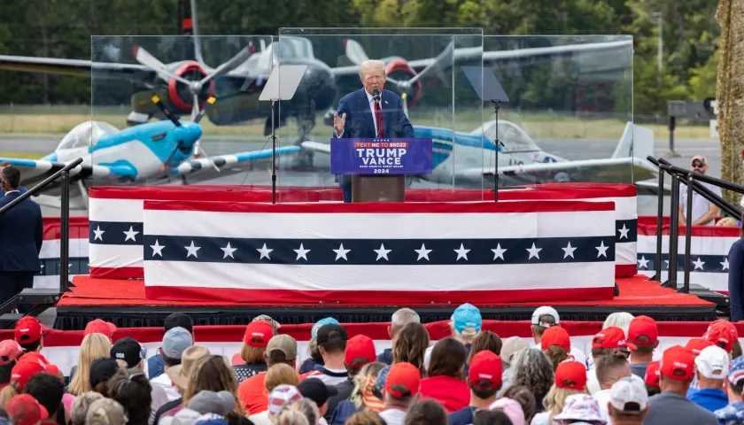 Donald Trump ofreciendo un discurso protegido con vidrios antibalas. 