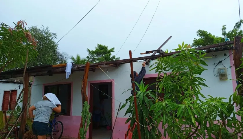 Casa destechada en el municipio de Suan.