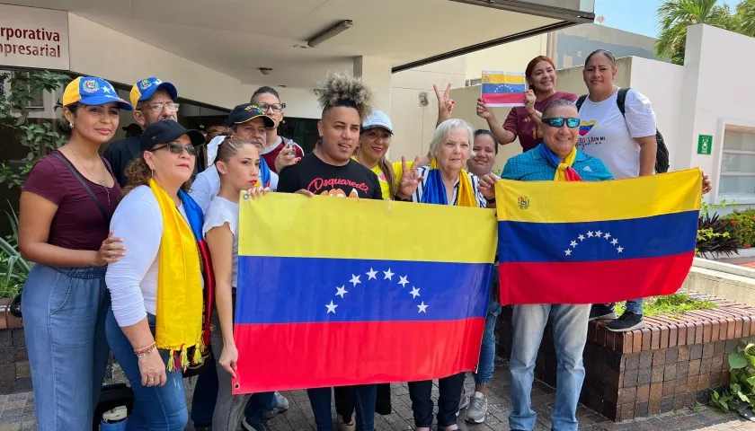 Venezolanos en el consulado de su país en Barranquilla. 