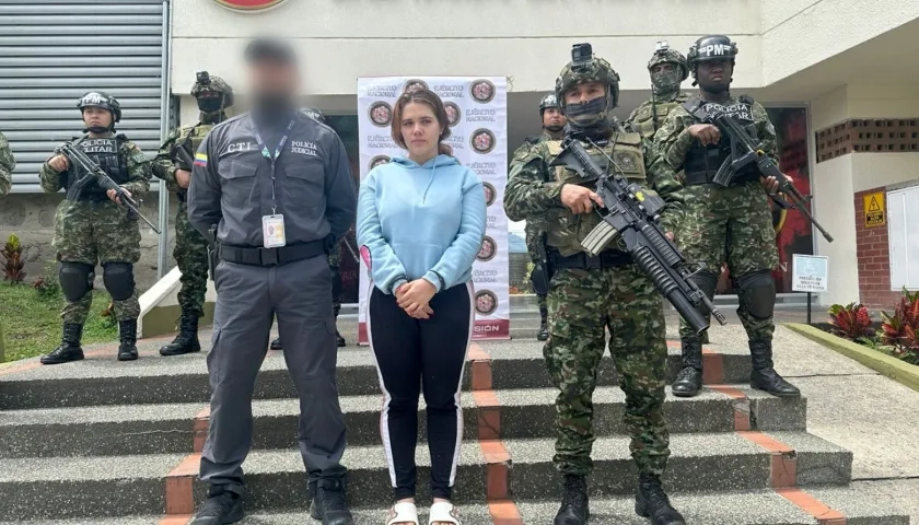 Autoridades junto con la mujer capturada.