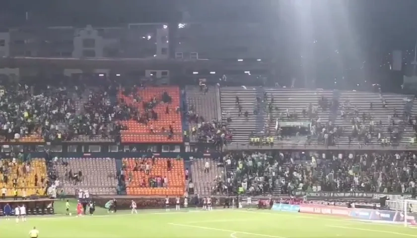 Desmanes en el estadio Atanasio Girardot de Medellín. 