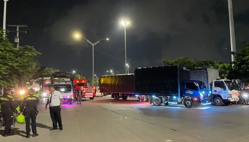 Los camioneros bloquearon en la noche de este miércoles en el bulevar de Simón Bolívar. 