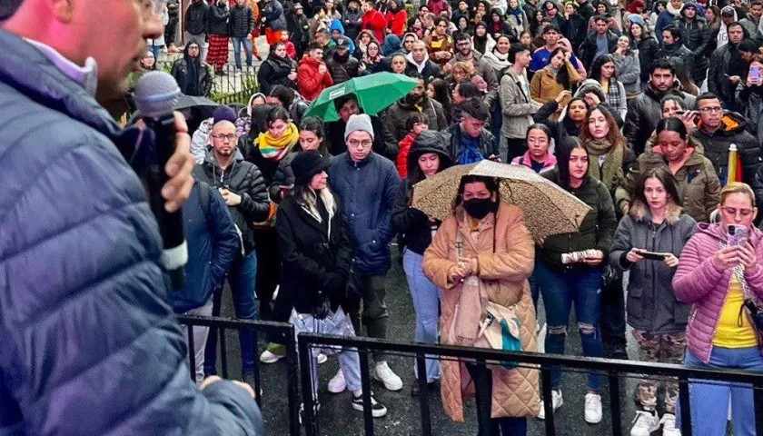 Camilo Romero en celebración del 20 de julio en Buenos Aires.