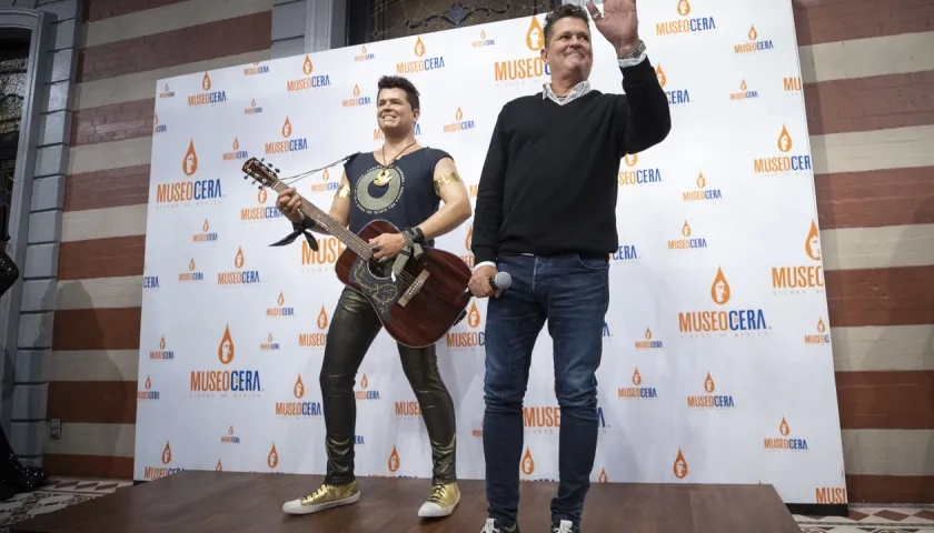 El cantante samario Carlos Vives y su figura de cera.