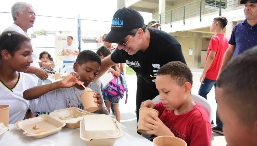 Alejandro Char con los niños beneficiados.