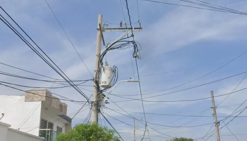 El daño en el servicio de energía a las tres viviendas se origina desde este poste. 