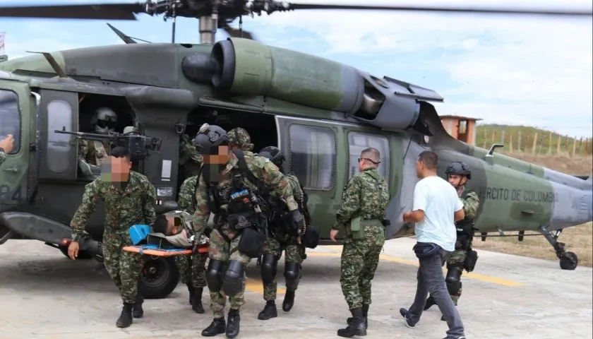 Ejército actuando en medio de combates.