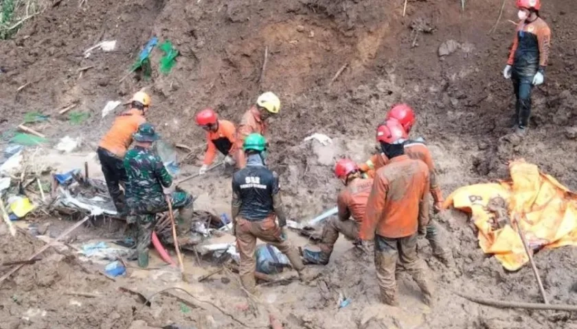 Colapso de una mina de oro ilegal en Indonesia.