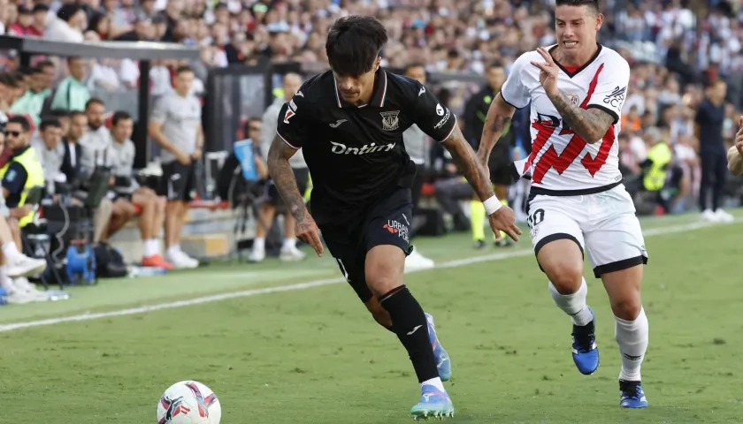 James Rodríguez marcando a un futbolista del Leganés.