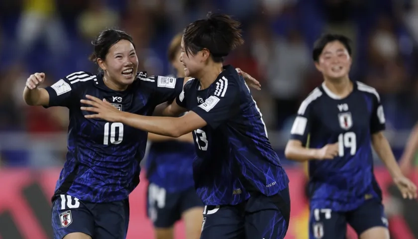 Manaka Matsukubo (izquierda) celebrando uno de sus goles.