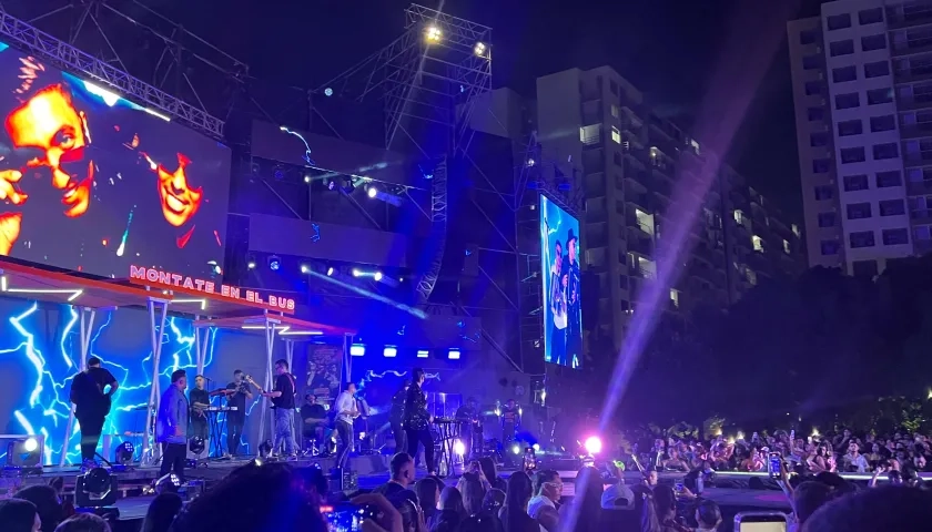 La Plaza de la Paz se vistió de color para recibir a Julio Rojas y Tavo Sumoza. 