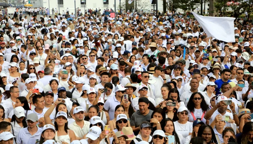 Las personas que marcharon a favor de la paz este viernes en Popayán. 