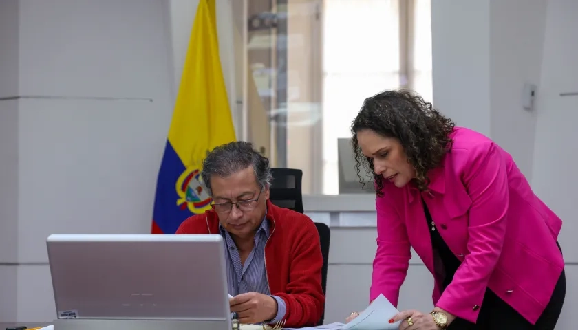 El Presidente Petro y la Ministra de Transporte, María Constanza García.