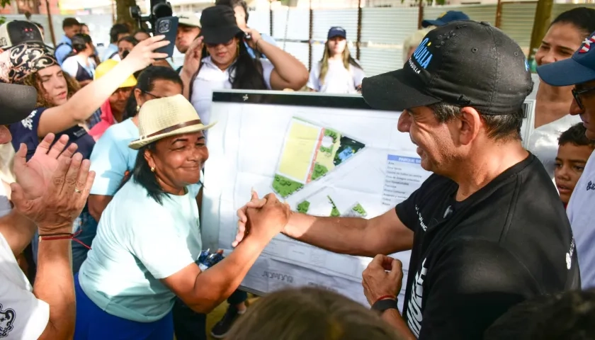 Alcalde Alejandro Char estuvo con la comunidad beneficiada.