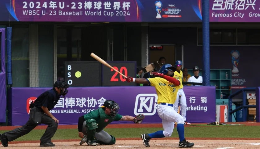 Turno al bate de Colombia durante el juego contra Australia, en Shaoxing.