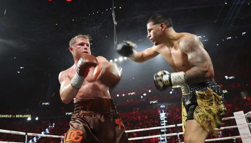 Saúl 'Canelo' Álvarez durante su pelea con el puertorriqueño Édgar Berlanga.