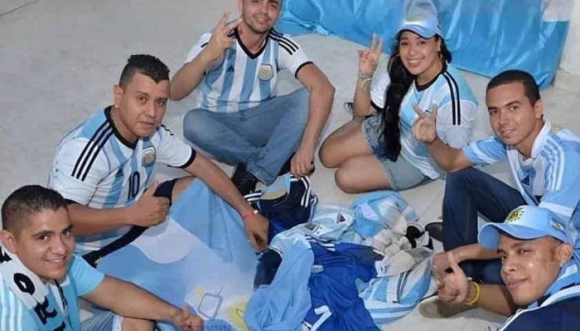 Jóvenes colombianos aficionados de la selección Argentina 