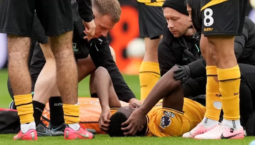 Yerson Mosquera atendido en la cancha tras su lesión en el juego contra Aston Villa.