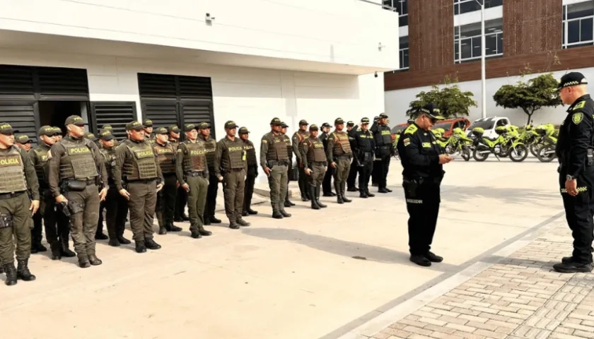 Uniformados de la Policía Mesan. 