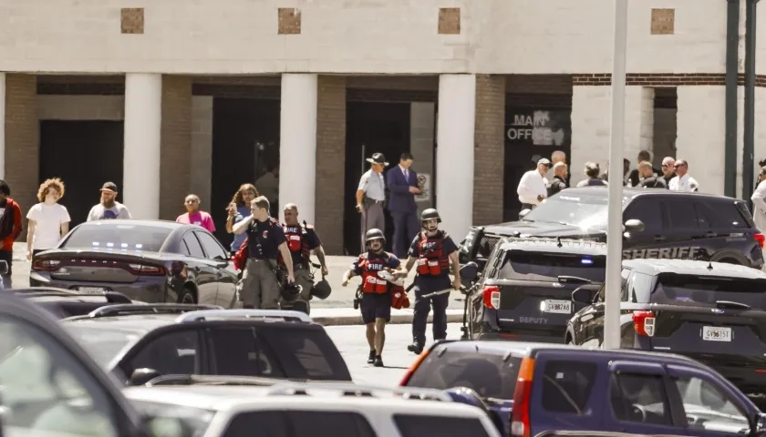 Agentes de policía en la escena del tiroteo.