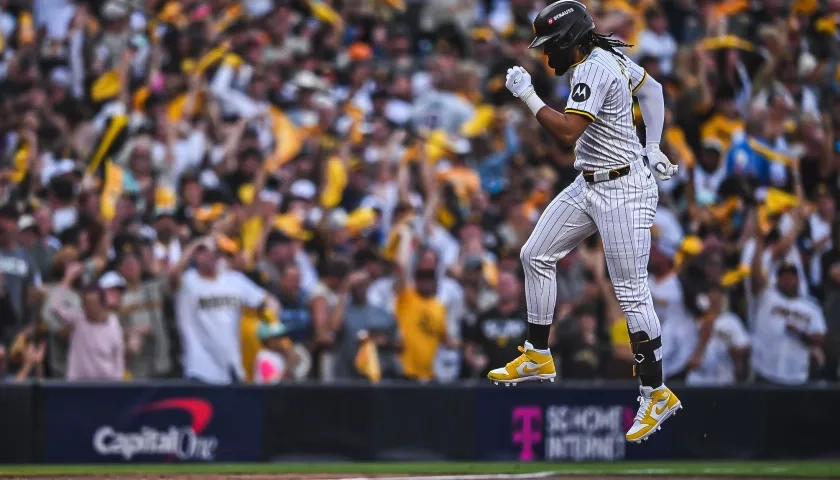 Fernando Tatis Jr. celebra tras conectar un jonrón de dos carreras. 