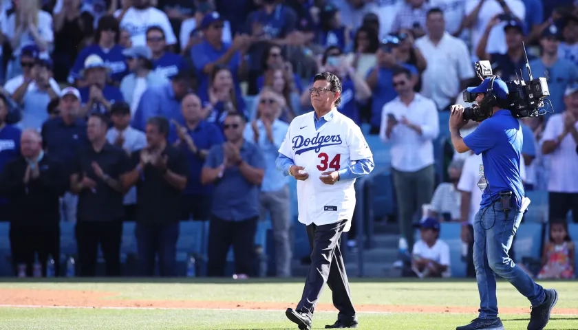 Fernando Valenzuela con el uniforme de Los Ángeles durante un homenaje en el Dodger Stadium. 