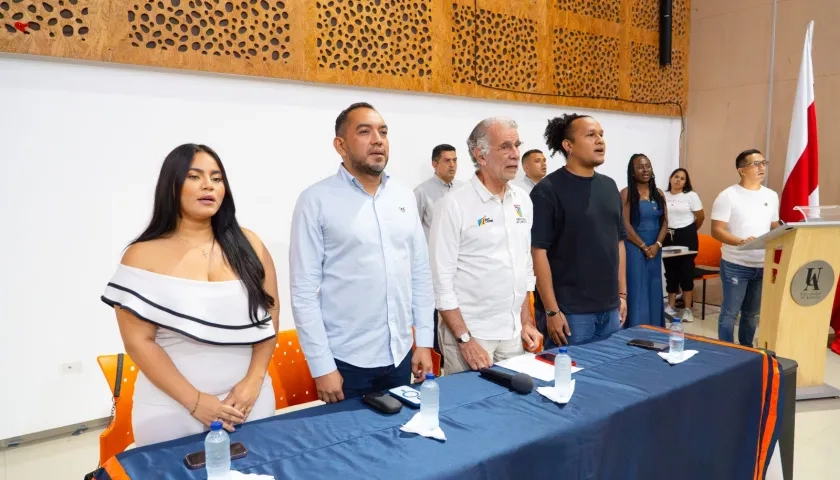 Angie Ruiz, representante actual ante el Consejo Académico; rector Danilo Hernández; el gobernador Eduardo Verano; y Junior Villarreal, representante actual ante el Consejo Superior.