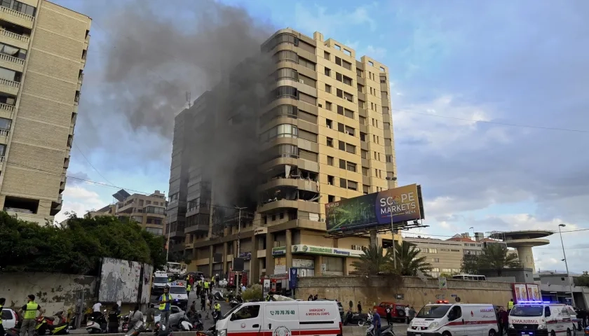 Humo saliendo de un edificio en Beirut tras un bombardeo israelí este miércoles. 