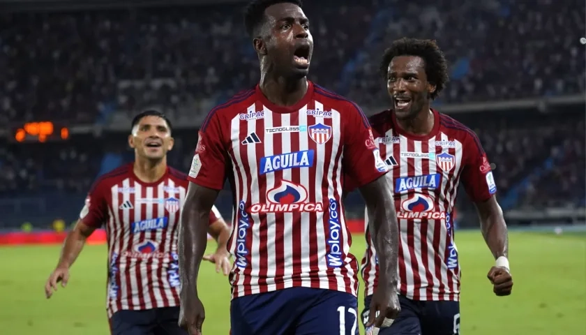 Marco Pérez celebra su gol seguido de cerca por Didier Moreno y Nicolás Zalazar. 