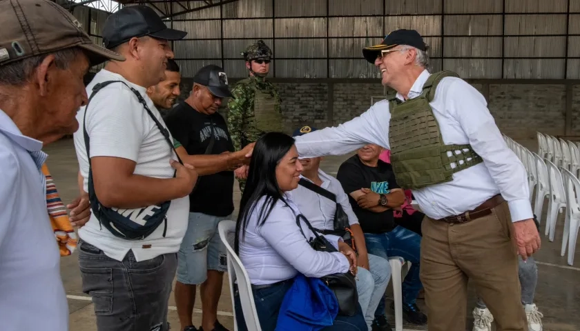 Iván Velásquez con la comunidad El Plateado.