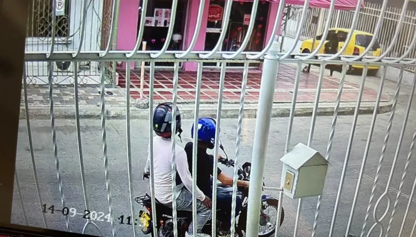 Momento en que los ladrones se dieron a la huida en la motocicleta. 