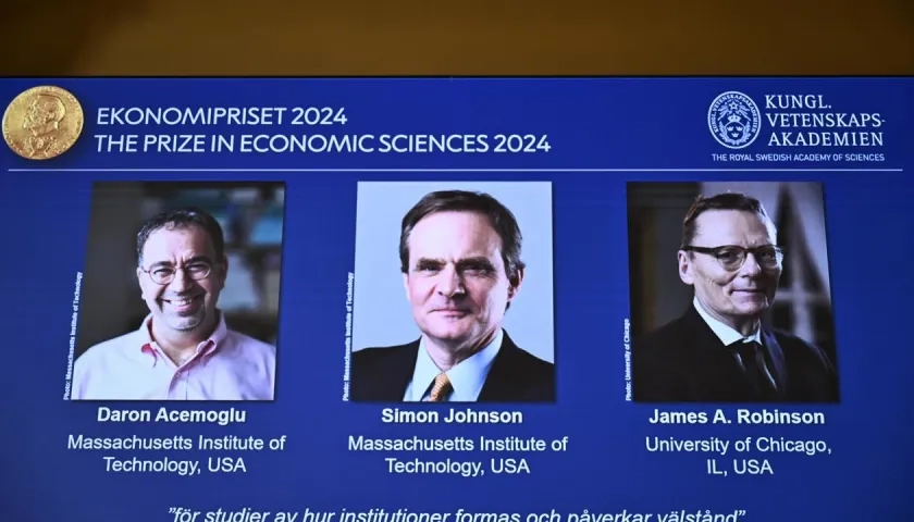 Daron Acemoglu, Simon Johnson y James Robinson.