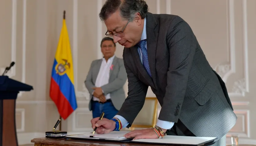 Petro firmando el decreto.