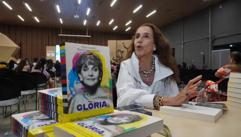 Pilar Castaño presentando su libro, homenaje a su mamá, Gloria Valencia de Castaño