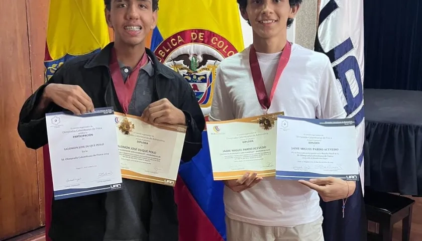 Salomón José Duque (izquierda) con su diploma y medalla. 