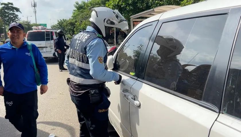 Operativos del Tránsito de Soledad en la calle 30. 