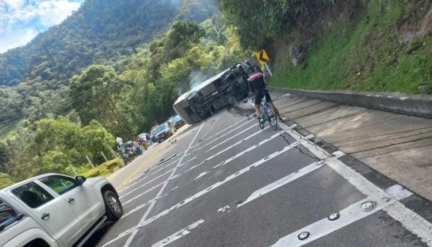 Zona del accidente donde se volcó el bus.