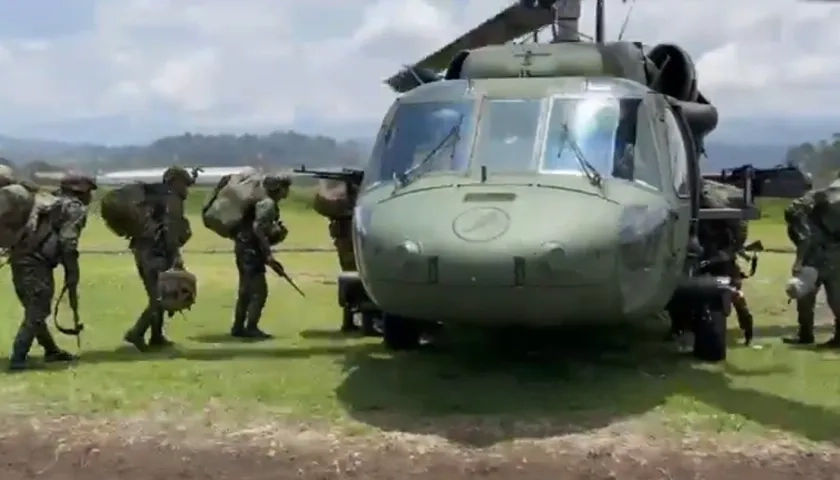 Integrantes de las Fuerzas Militares rumbo a la Operación Perseo.