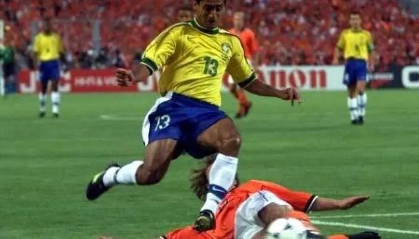 Zé Carlos en la semifinal del Mundial 1998 ante Holanda.