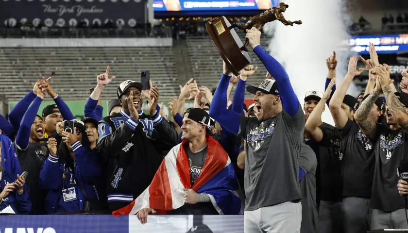 Freddie Freeman festeja con sus compañeros tras recibir el premio como Jugador Más Valioso de la Serie Mundial. 