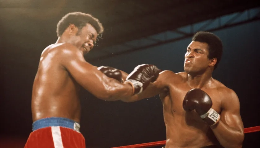 La mano derecha de Muhamad Ali entra plena en la cara de George Foreman.