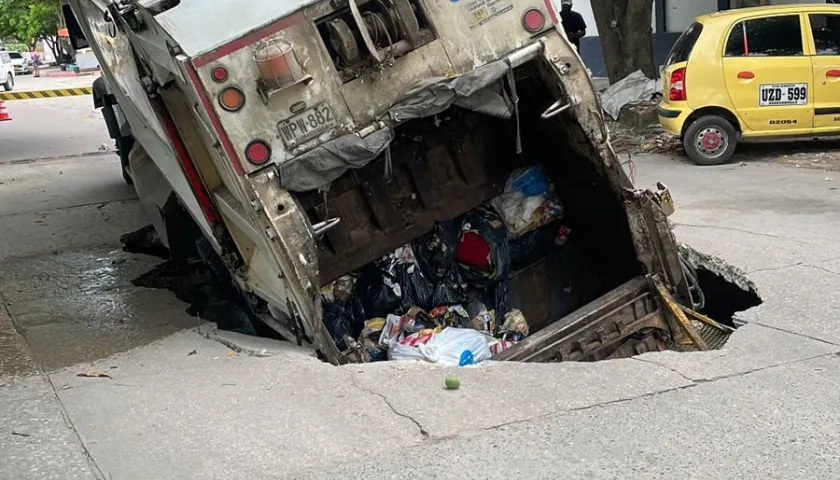 Camión de basura en gigante hueco que se abrió en el barrio Buenos Aires. 