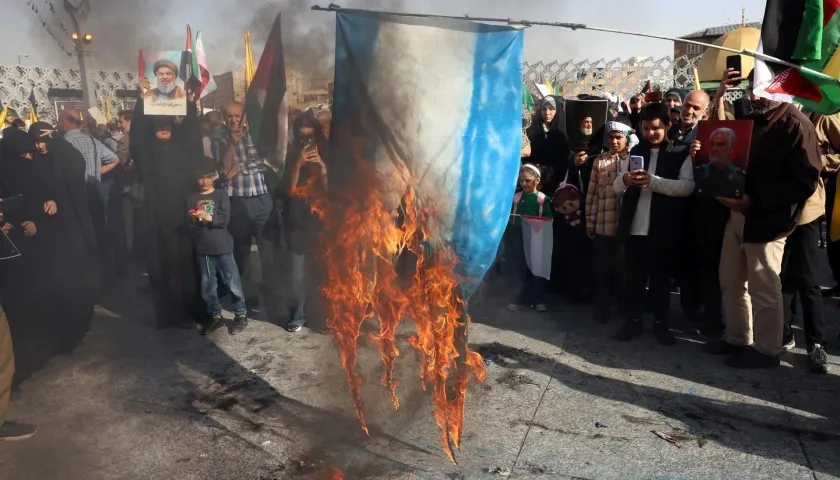 Iraníes queman la bandera de Israel.