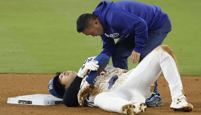 Shohei Ohtani es atendido tras sufrir la lesión en un intento por robarse la segunda base.