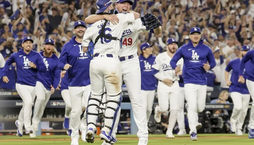 El receptor Will Smith y el lanzador Blake Treinen festejan el paso de los Dodgers a la Serie Mundial. 