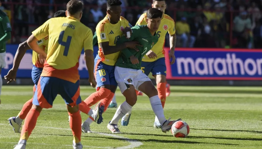 Miguel Terceros disputa el balón con Cristian Borja.